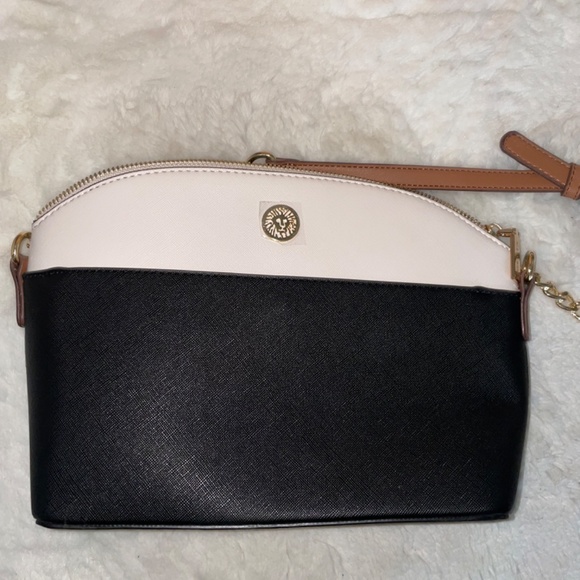 Anne Klein Classic Curved crossbody purse black/ withe - Picture 3 of 5